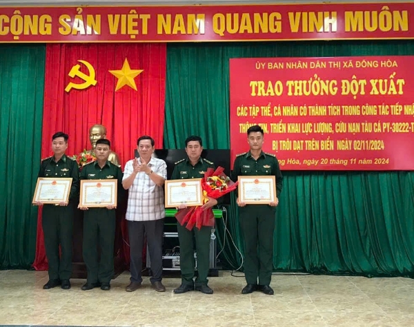 Hình ảnh cho bài viết Ủy ban nhân dân thị xã Đông Hoà trao thưởng đột xuất